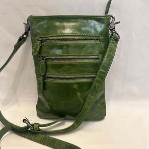 Shiraleah Harper Vegan Cross Body Pouch Leaf Green